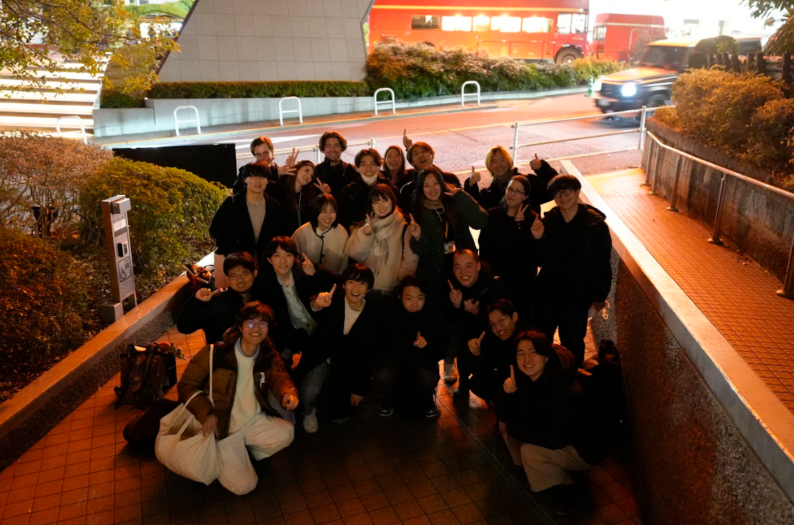 成功に終わったイベントの後で、運営メンバーの皆さんと写真を撮ることになりました！